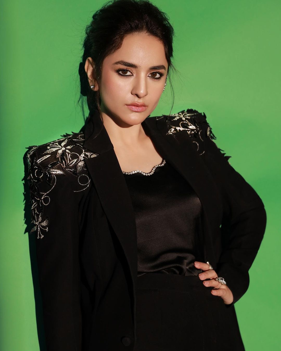 Bold and Beautiful: Yumna Zaidi Rocks the Black Pant Suit Trend 2